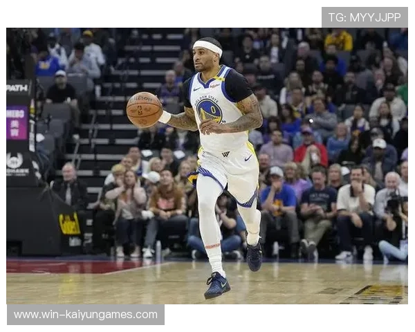 勇士佩顿二世反击追身三分,弧顶命中 勇士佩顿二世反击追身三分,弧顶命中